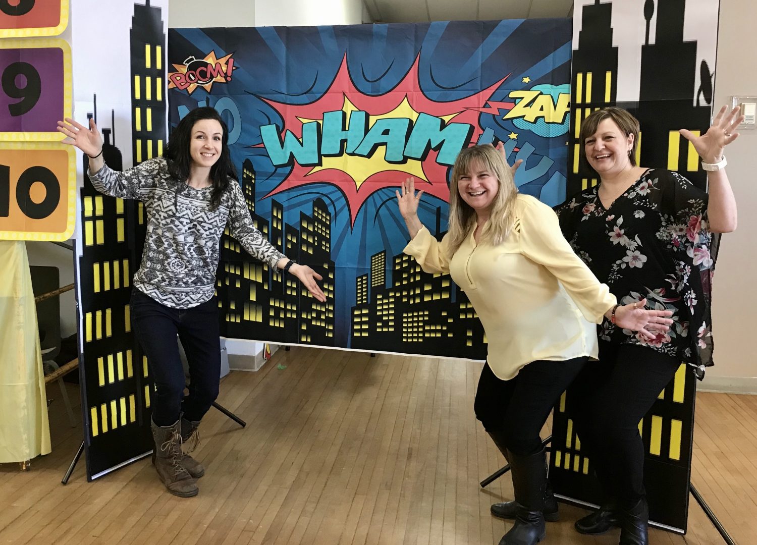 Image des agentes en santé communautaire du centre de santé UNIVI, Josée Pitre, Julie Raymond et Joanne Violette, sont à Warren pour mener des activités inspirées par le jeu télévisé « Press Your Luck » pour leur 12e journée internationale de la femme