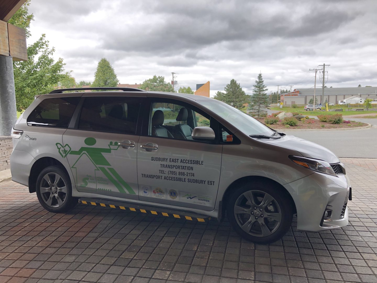 Side image of the minivan dedicated to the SEAT project, Transport Accessible Sudbury East.